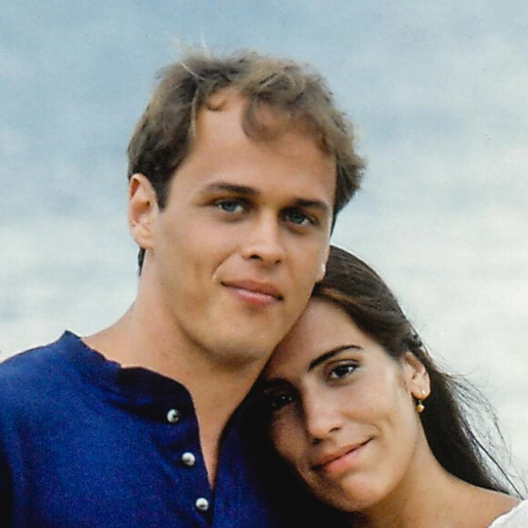 Na novela 'Mulheres de Areia', Ruth (Gloria Pires) ama Marcos (Guilherme Fontes) porém ele se casa com sua gêmea, Raquel (Gloria Pires)
