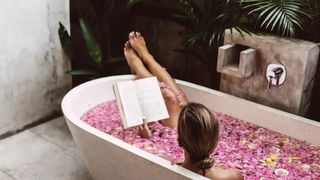 Xô, estresse! Cinco produtinhos para fazer um banho relaxante inesquecível sem sair de casa