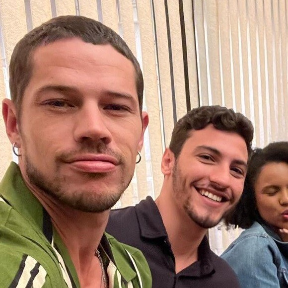 José Loreto posa com outros atores do elenco em uma cena de um julgamento em que Lumiar (Carolina Dieckmann) defende uma mulher acusada de matar o marido