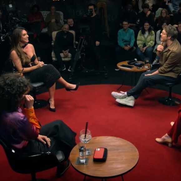 Nicole Bahls revela no 'Que História É Essa, Porchat?' que tinha o hábito de deixas fãs dormirem no quarto de hotel