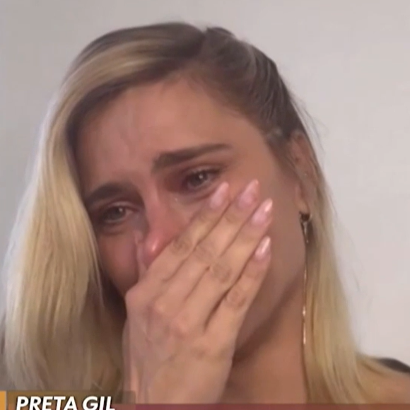 Carolina Dieckmann caiu no choro após ser surpreeendida por mensagem de Preta Gil no 'Encontro'.