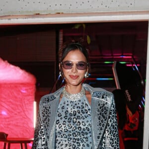 Conforme Bruna Marquezine cresceu diante da TV, portanto, diante dos olhos do público ela foi virando uma referência de moda. Ás vezes ousada... Como este look 'cobra'