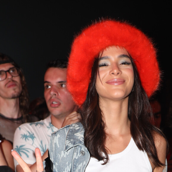 Para curtir o Lollapalooza, Bruna Marquezine usou um chapéu vermelho, tênis, calça jeans cintura baixa.
