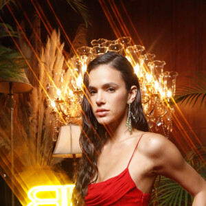 Bruna Marquezine mostra sua sensualidade bem 'latina' quando usa um belo vestido vermelho.
