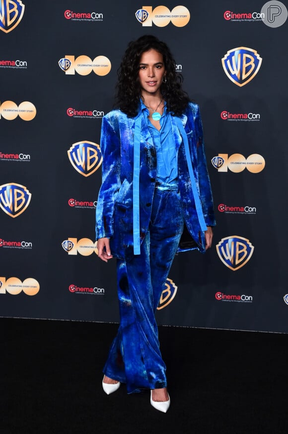 Bruna Marquezine está no elenco do filme americano 'Besouro Azul' e, por isso, nada melhor do que usar esta cor ao seu favor ao se vestir.