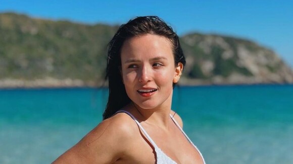 Larissa Manoela empina bumbum em fotos belíssimas na praia e André Luiz Frambach reage: 'Sou tudo por você'