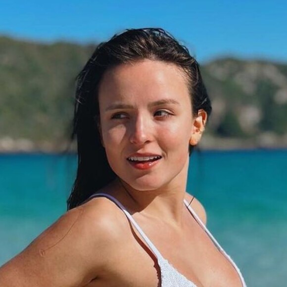 Larissa Manoela empina o bumbum em clique lindíssimo na praia