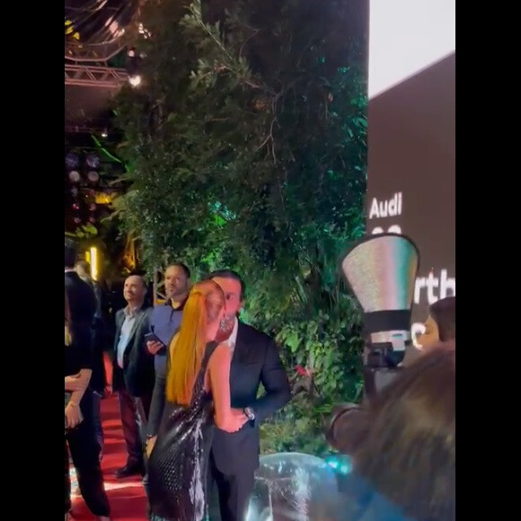 Marina Ruy Barbosa e Abdul Fares trocaram beijos em tapete vermelho de desfile da marca da atriz