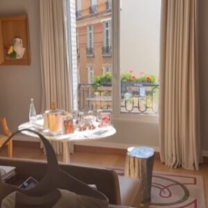 Rafaella Santos mostra quarto seu quarto em hotel em Paris