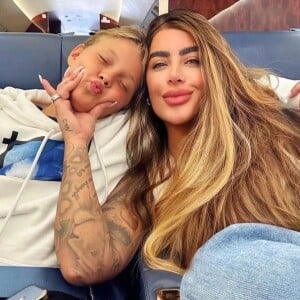 Rafaella Santos embarcou para Paris ao lado do sobrinho, Davi Lucca