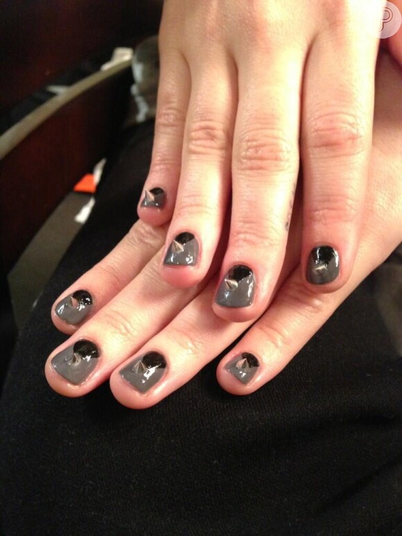 Demi Lovato coloca spikes nas unhas, em 2 de abril de 2013