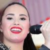 Demi Lovato é fã de jaquetas com aplicações de spikes