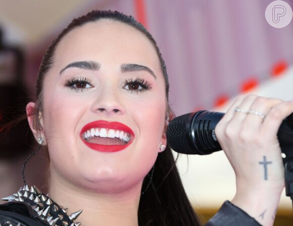 Demi Lovato é fã de jaquetas com aplicações de spikes