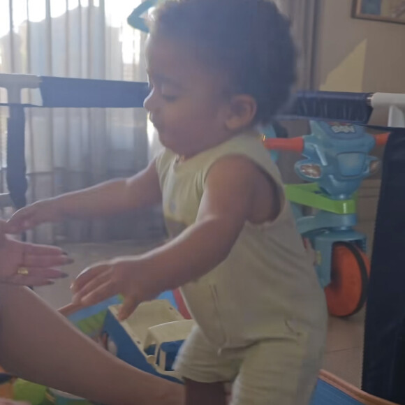 Primeiros passos de Joaquim foram comemorados por Viviane Araujo e Guilherme Militão