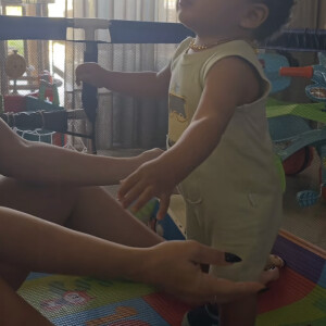 Viviane Araujo escreveu na legenda da publicação: "Primeiros passinhos!Que emoção filho! Papai e mamãe te amam infinitamente"