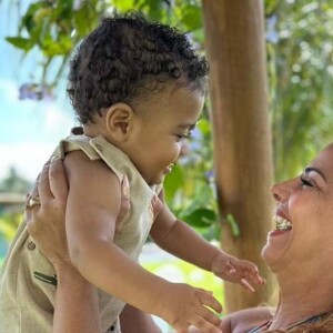 Viviane Araujo publica vídeo dos primeiros passos do filho Joaquim