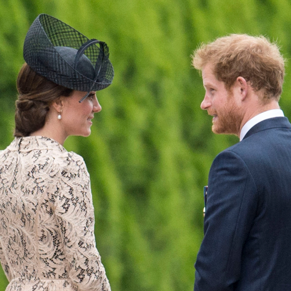 'Ligação na calada da noite': detalhes de conversa íntima de Príncipe Harry e Kate Middleton são expostos por tabloide 