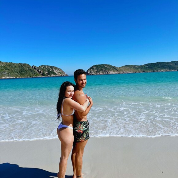 Carro dado por Larissa Manoela para André Luiz Frambach há quatro meses estaria com multa em aberto por excesso de velocidade