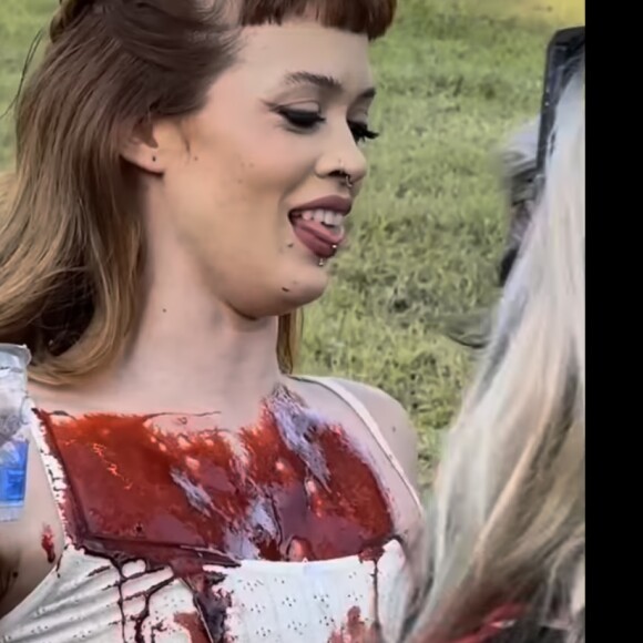 Dançarina de Luísa Sonza simula ansia e vômito nos bastidores de 'Campo de Morango' após ter que passar tinta gosmenta vermelha no corpo