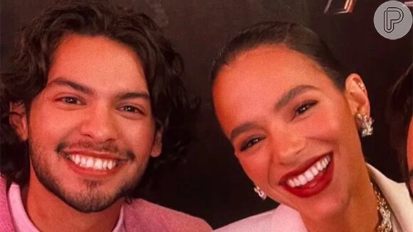 Bruna Marquezine encontra entrevista antiga de Xolo Maridueña elogiando a amiga no Twitter após a estreia de 'Besouro Azul'