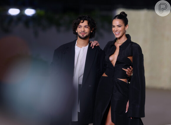 Bruna Marquezine descobre vídeo de Xolo Maridueña contando que sabe falar 'fofoca', 'galinha', 'frango', 'bolo de fubá', 'romeu e julieta' e 'pastel' em português