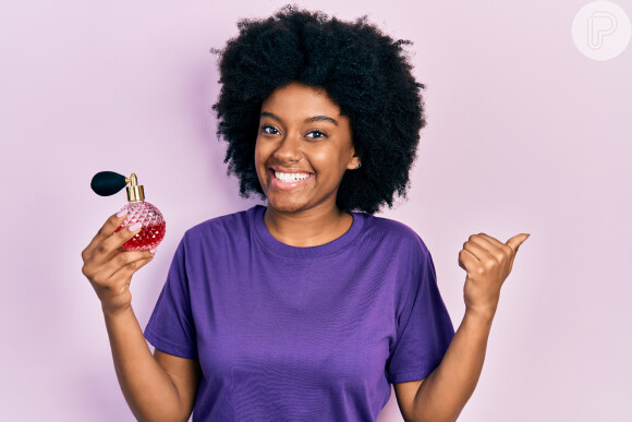 Passar perfume na roupa não garante que você fique cheirosa o dia todo. Entenda!