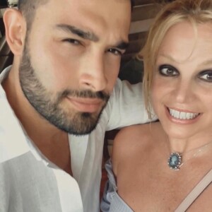 Britney Spears e Sam Asghari iniciaram uma relação enquanto a cantora lutava para se livrar do controle de seu pai.