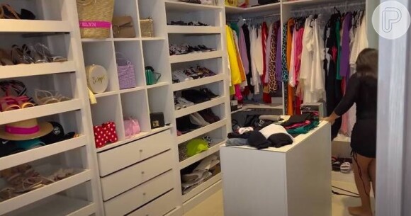 Suíte principal da casa de Larissa Manoela conta com um closet