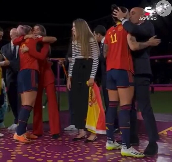 Copa do Mundo Feminina: Presidente da Federação deu um beijo na boca de Jenni Hermoso