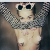 Miley Cyrus aparece nua em fotos ousadas, publicadas por revista americana