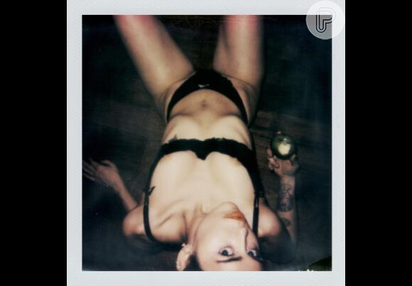 Miley Cyrus aparece nua em fotos ousadas publicadas por revista