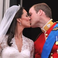 O que Príncipe William diz para Kate Middleton antes do beijo diante de multidão após casamento?
