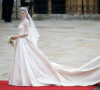 Kate Middleton se casou com um vestido de casamento belíssimo que possuía uma cauda de quase três metros