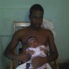 Luan Patricio com a filha ainda bebê