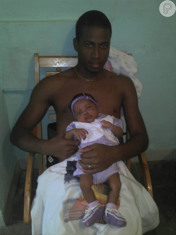 Luan Patricio com a filha ainda bebê
