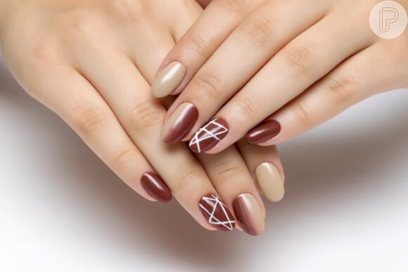 Latte nails: usar tons de marrom e bege é tendência também nas unhas decoradas