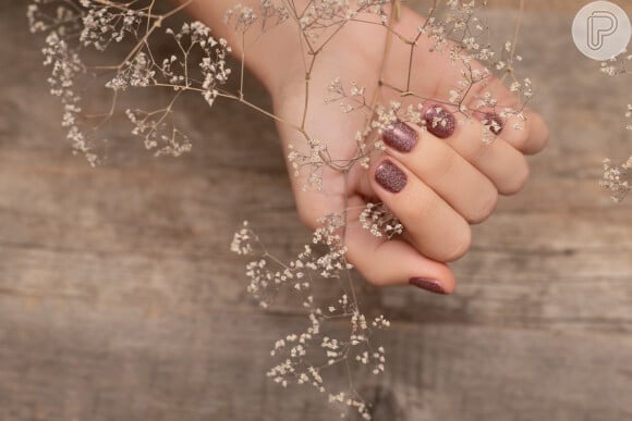 As unhas com a tendência latte podem ser usadas em diferentes formatos e comprimentos