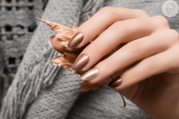Latte nails com efeito cintilante: que tal essa versão com toque glam?