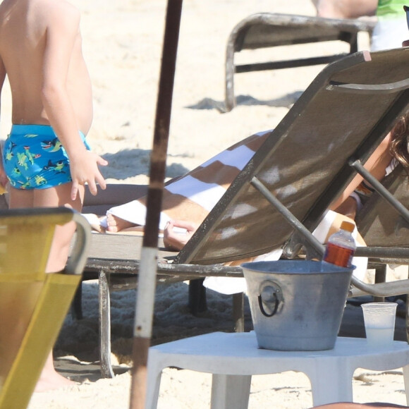 MC Cabelinho e Bella Campos foram fotografados em praia em 8 de junho de 2023