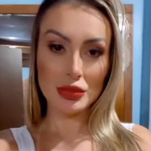 Andressa Urach respondeu a diversas perguntas de seguidores na tarde desta quinta-feira (31)