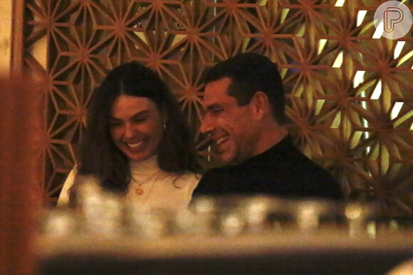 Isis Valverde e Marcus Buaiz foram flagrados em clima de romance em restaurante do Rio de Janeiro recentemente