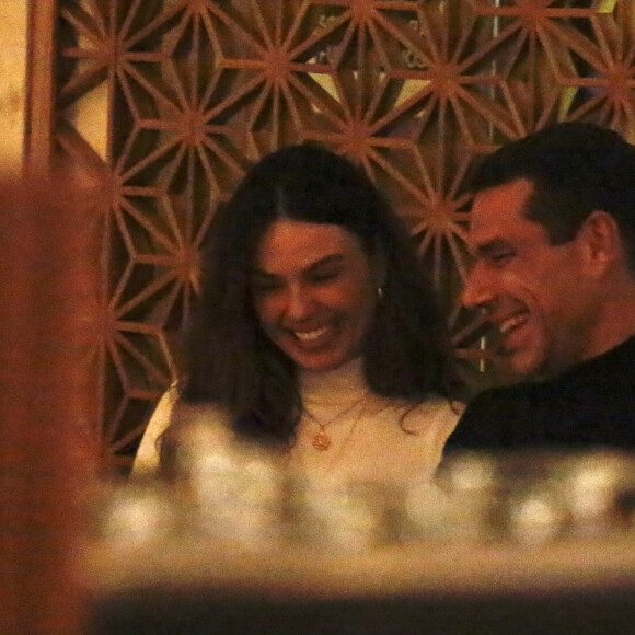 Isis Valverde e Marcus Buaiz foram flagrados em clima de romance em restaurante do Rio de Janeiro recentemente
