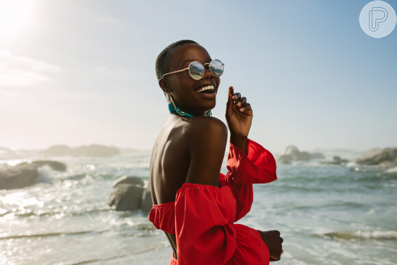 Perfume na praia: substitua fragrâncias por desodorante para evitar irritações na pele