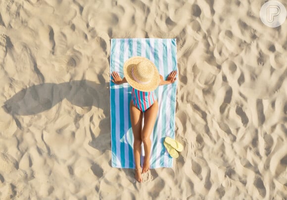 Se quiser ficar com cheiro do seu perfume favorito na praia, aplique-o de forma indireta, borrifando na sua roupa, canga ou toalha