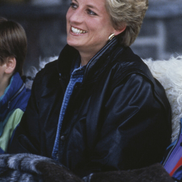 Príncipe Harry é o caçula da Princesa Diana que morreu em um acidente automobilístico após ser perseguida por paparazzi.