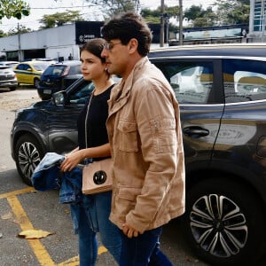 Acidente com Kayky Brito: Bruno de Luca estava acompanhado da mulher, Sthéfany Vidal, ao chegar para depor