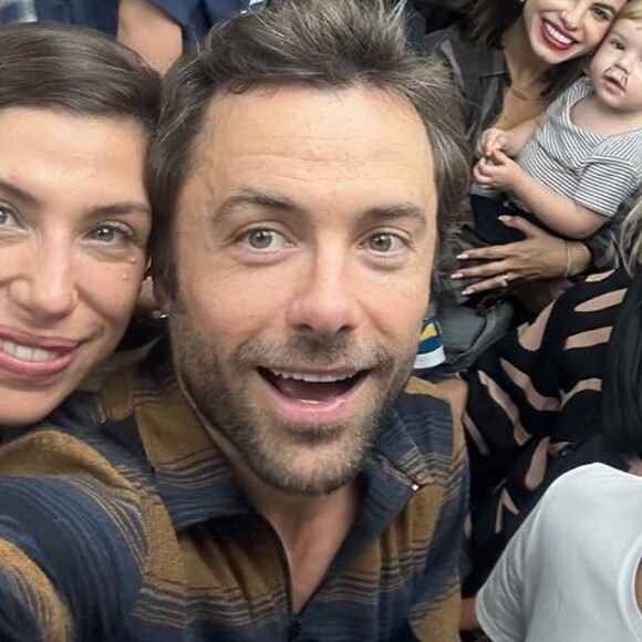 Acidente com Kayky Brito: ator aparece em foto com a mulher, a jornalista Tamara Dalcanale; o filho Kael, nos braços da irmã dele, Sthefany Brito; o cunhado, Igor Raschkovsky; o padrasto, Joseph, com Enrico, filho da atriz; e sua mãe, Sandra Brito