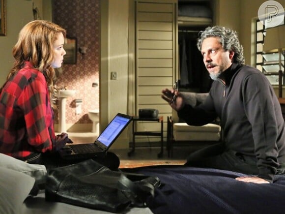 Encurralada, Cristina (Leandra Leal) vai pedir a ajuda do pai (Alexandre Nero)