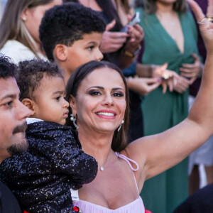 Filho de Viviane Araujo assistiu atento às atrações de sua festa
