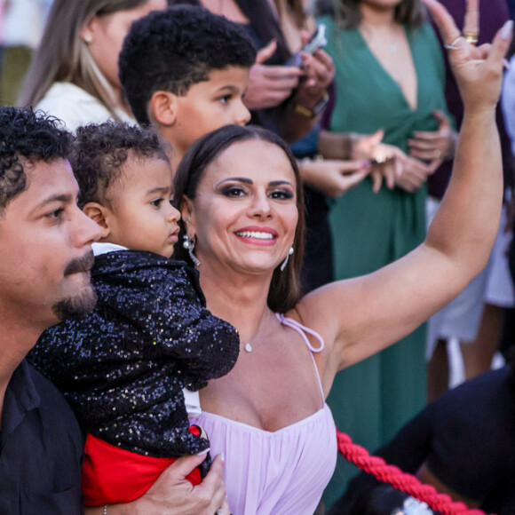 Filho de Viviane Araujo assistiu atento às atrações de sua festa